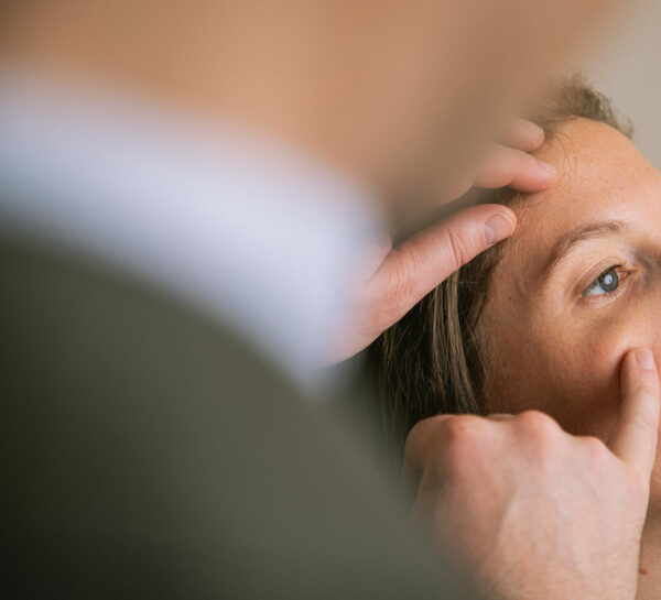 poches sous les yeux et peau fine au niveau des contours des yeux