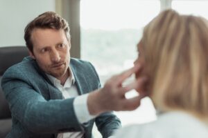 Dr Koppe, expert en chirurgie du visage lyon, en consultation avec une patiente. 