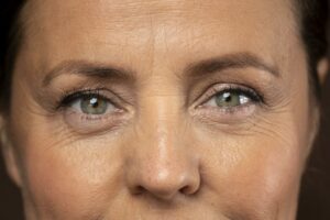 regard mature avec paupières qui tombent