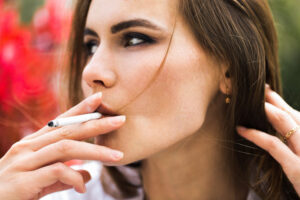 femme fumant la cigarette blepharoplastie tabac homme operation chirurgie paupieres