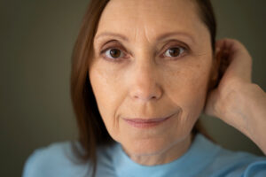 portrait d'une femme cinquantaine petit yeux creux paupieres creuses dr koppe lyon